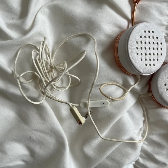 FRENDS Rose Gold Layla Over Ear Headphones - Picture 6 of 6